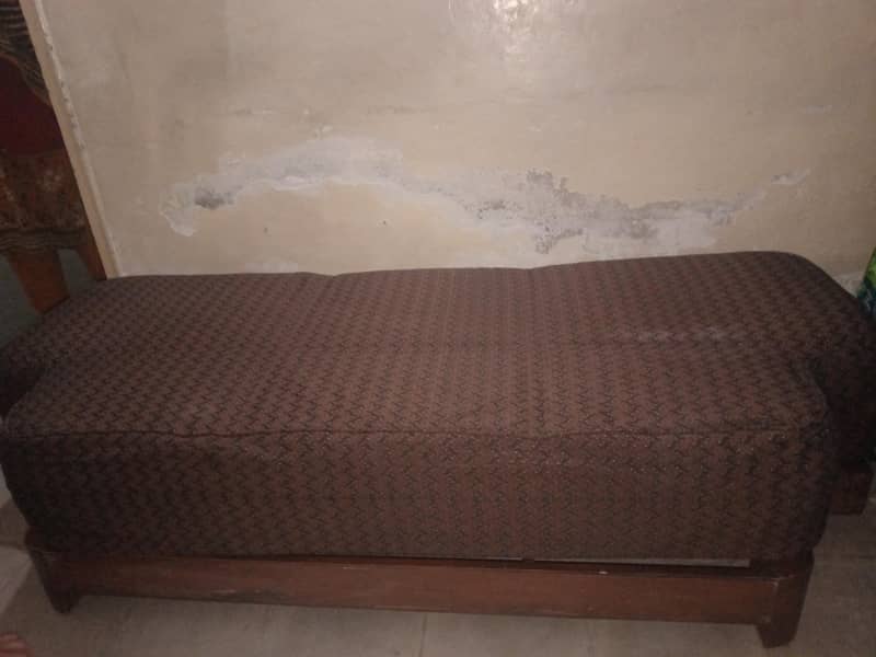 صوفہ بالکل اچھی کنڈیشن میں ہے اپ ائیں دیکھیں گھر کے استعمال کے لیے ہے 3