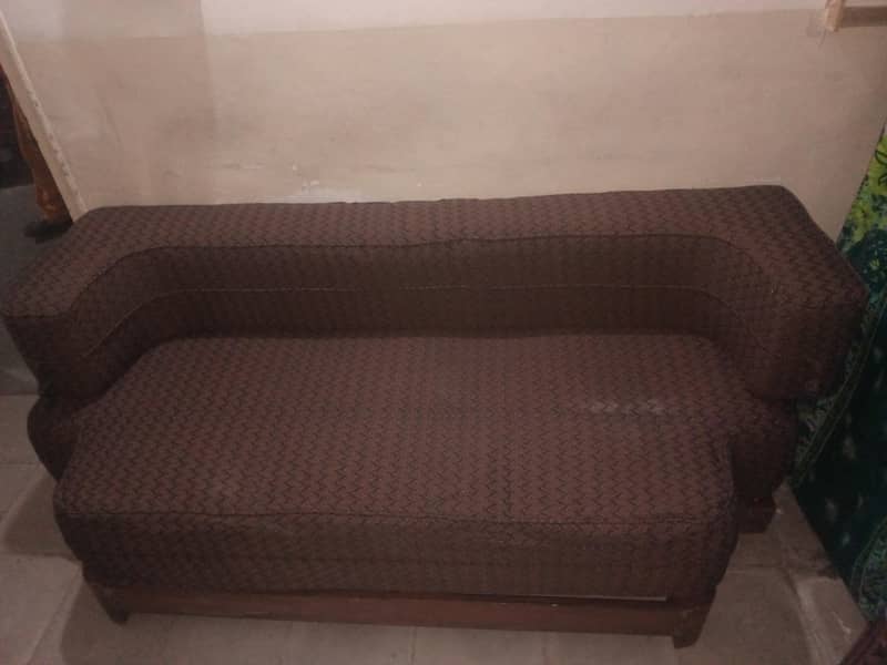 صوفہ بالکل اچھی کنڈیشن میں ہے اپ ائیں دیکھیں گھر کے استعمال کے لیے ہے 4