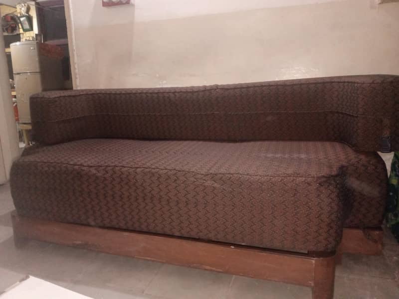 صوفہ بالکل اچھی کنڈیشن میں ہے اپ ائیں دیکھیں گھر کے استعمال کے لیے ہے 5