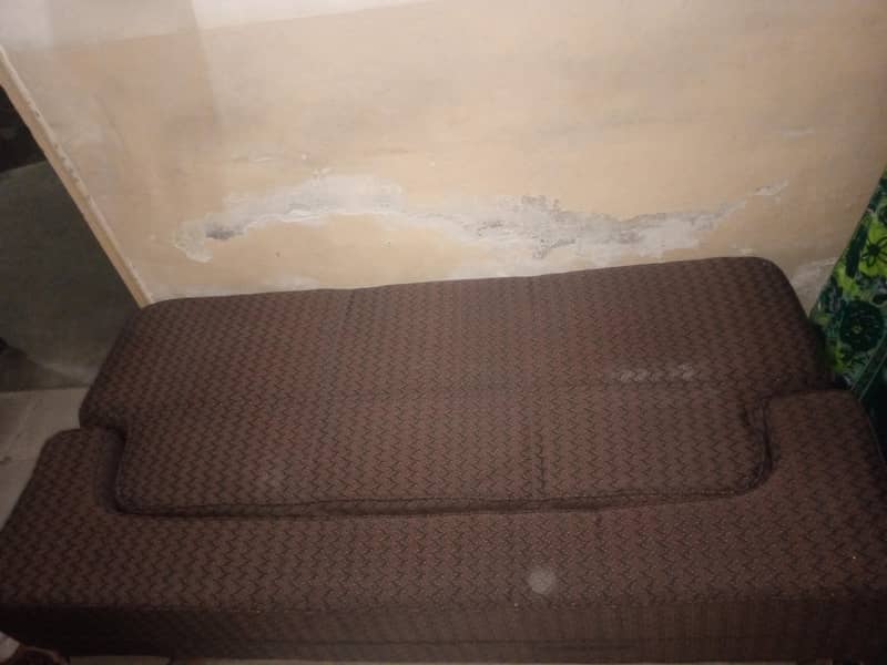 صوفہ بالکل اچھی کنڈیشن میں ہے اپ ائیں دیکھیں گھر کے استعمال کے لیے ہے 6