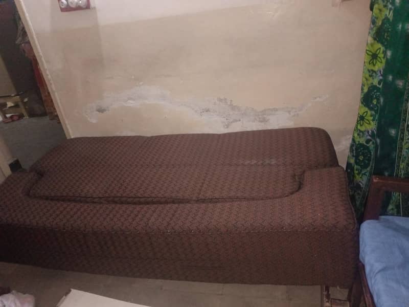 صوفہ بالکل اچھی کنڈیشن میں ہے اپ ائیں دیکھیں گھر کے استعمال کے لیے ہے 7