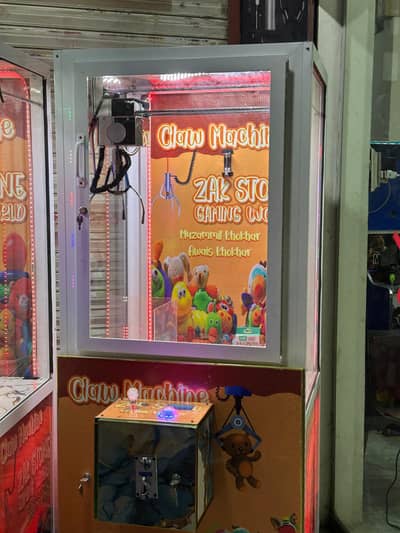 Catcher claw machine game