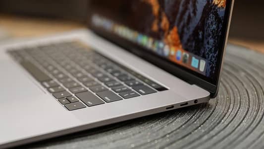 macbook pro 15 inch touchbar 32gb/512gb