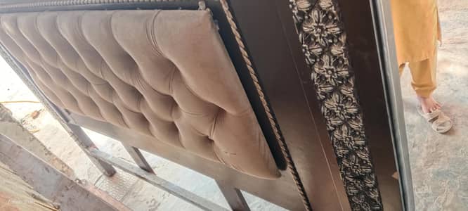 1 King Size Bed, 2 Side Tables, 1 Dressing Table