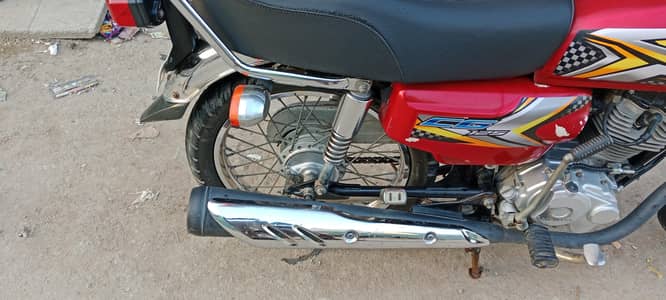 Honda bike he colour black he original Tanki tape rakhe hen black me