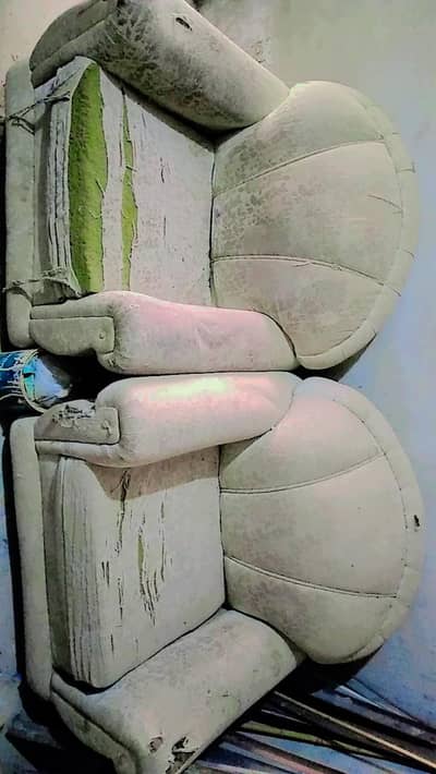 sofa set Complete ha only sheet change hogi wase sofa ok ha