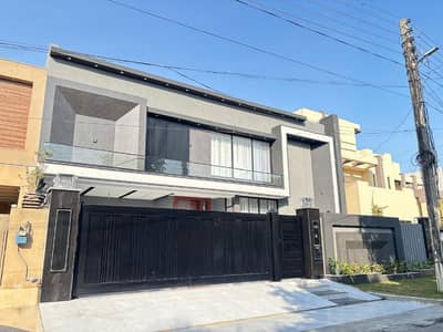 Executive Listing: Brand New 1 Kanal Designer Villa Prime Location 40 Ft. Wide Road | Valencia Town, Lahore Discover the epitome of elegance in this newly constructed 1-Kanal residence. Designed for those who seek luxury, space, and a prestigious neighborhood.