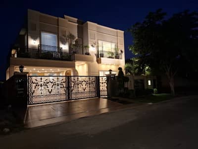 LUXURY REDEFINED IN LAKE CITY LAHORE   1 Kanal Brand New Modern Villa for Sale!  Key Highlights: