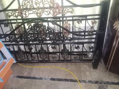 Rode iron bed/side table/dressing able