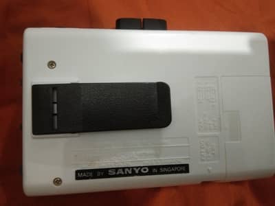 vintage SANYO cassette player +Radio new condition