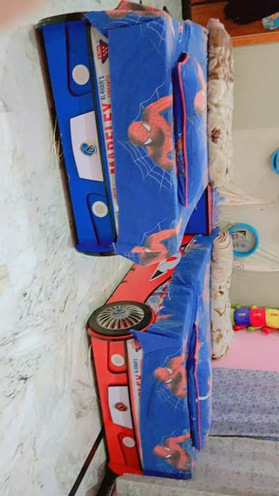 2 single beds with dressing table and side table