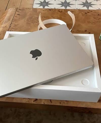 MacBook Pro M3 16 inch Silver