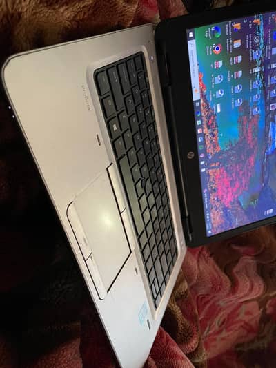HP Laptop (8/256)