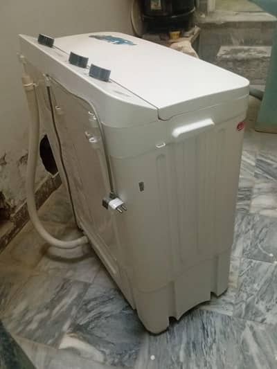 Twin tub washing machine