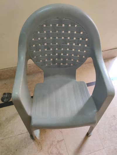 Plastic Chairs | Used | 5 chairs | plastic Table