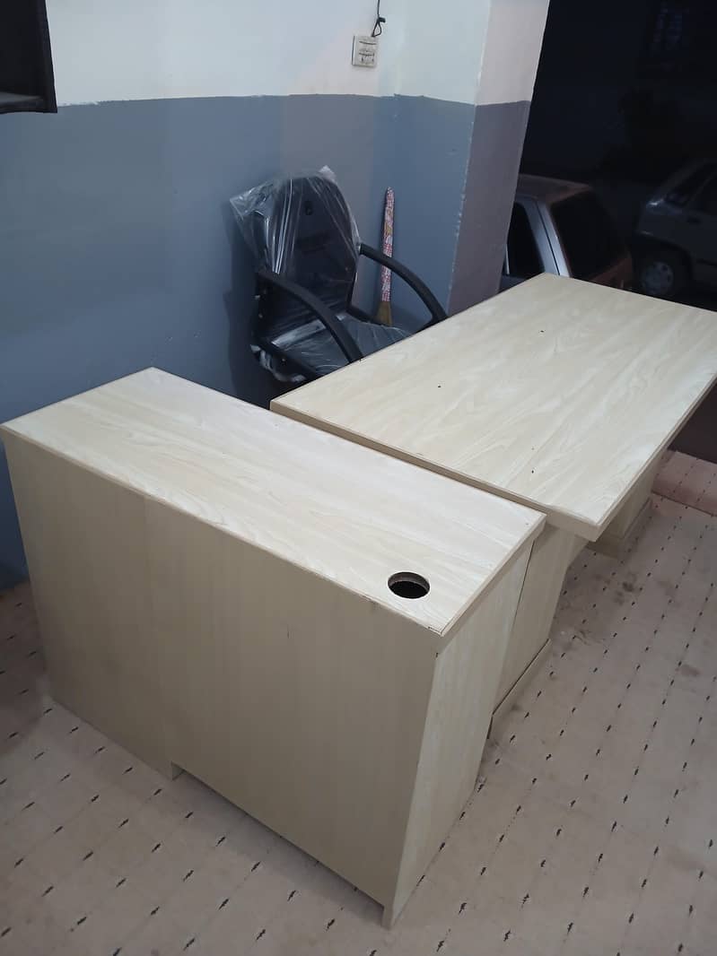 Executive Table With Side Table Draz keyboard 1