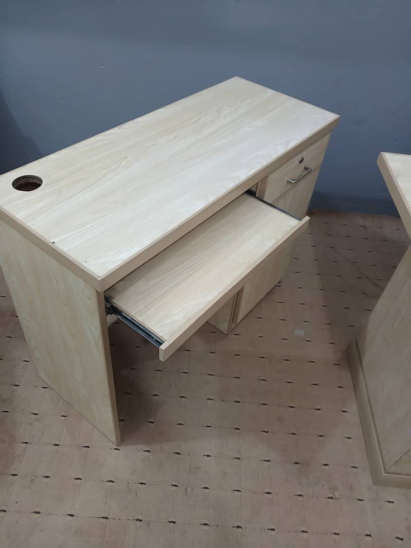 Executive Table With Side Table Draz keyboard 2