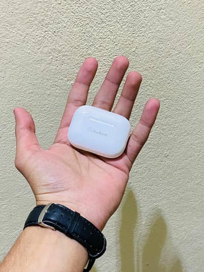 APPLE AND AUDIONIC EARBUDS NEW PIECES