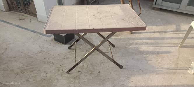 only 1 plastic table