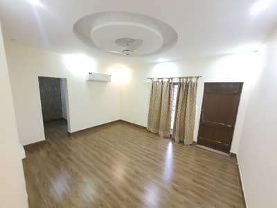 ORIGNAL PICTURES 8 BED AND 7 CAR PARKING 25 MARLA HOUSE