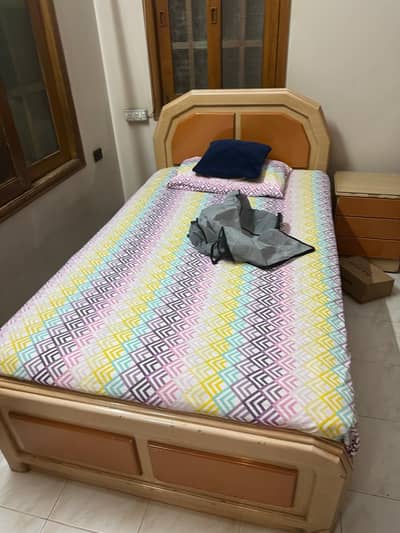 single bed available with mattress