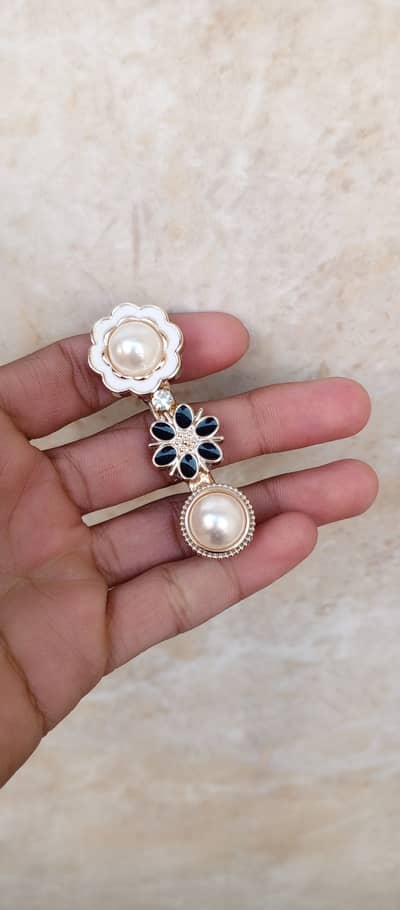 Beautiful Pearl Flower Hair Clip for Girls – New & Stylish