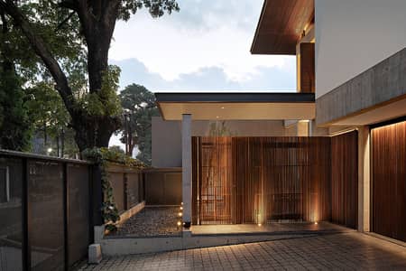 1200 Yards Bungalow Having A Big Garage And Large Open Halls On Rent For Commercial / Office Use Locate Near Karsaz And Shahrah-E-Faisal In KDA Scheme 1 Only For MNCs Looking To Set Up Their Corporate Office In Cirt Center