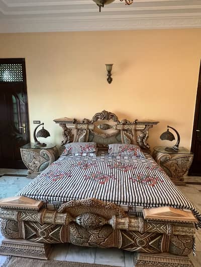 King size bed available with all the furniture without mattress.