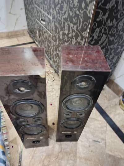 pair of speakers box