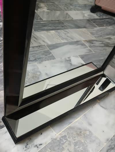 Selling wall mirror price 5500 Location karachi