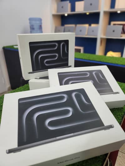 MacBook Pro M5 14inch 16gb 512gb Space  black box pack non active