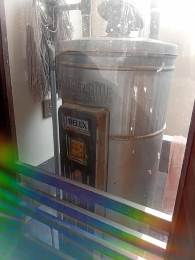 DELUX Large Capacity Gas Geyser – Used & Working Condition