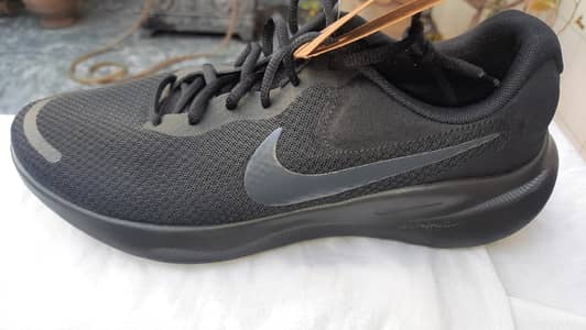 NIKE RESOLUTION SNEAKERS BRAND NEW IMPORTED 10/10 CONDITION