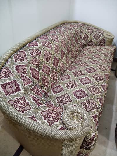 5 seater Sofa set hai neat and clean