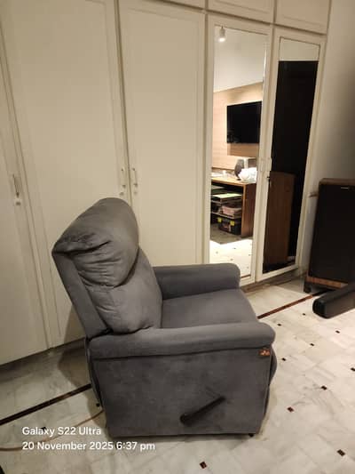 Very slightly used manual recliner