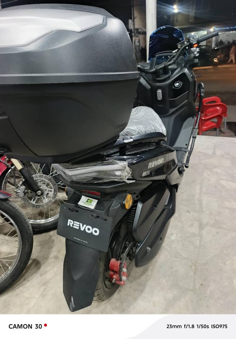 Revoo E52 2