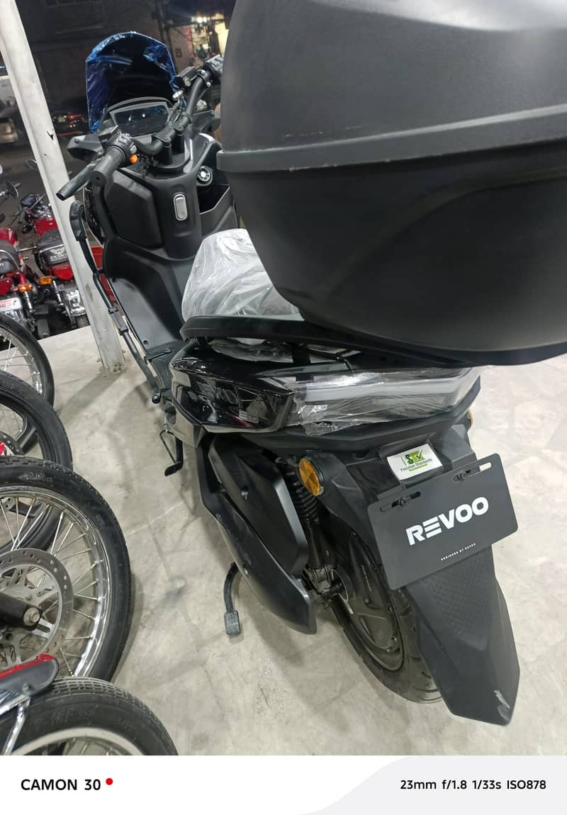 Revoo E52 3