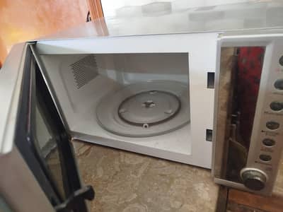 microwave oven hai thk baking krta hai