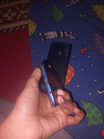 tecno cemon 17 10/8 back side raaf ha or back camera ma dots hain 2 3
