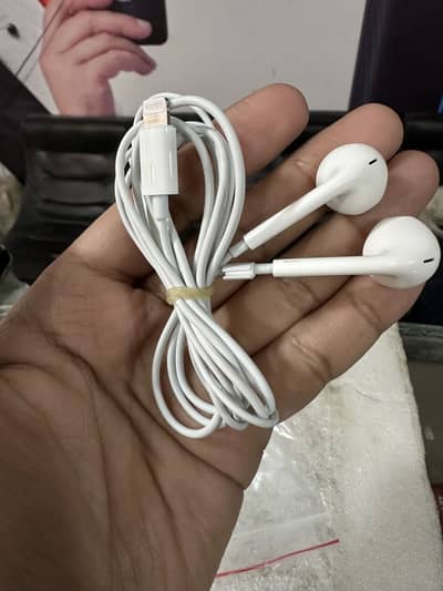 apple  original hand free box out