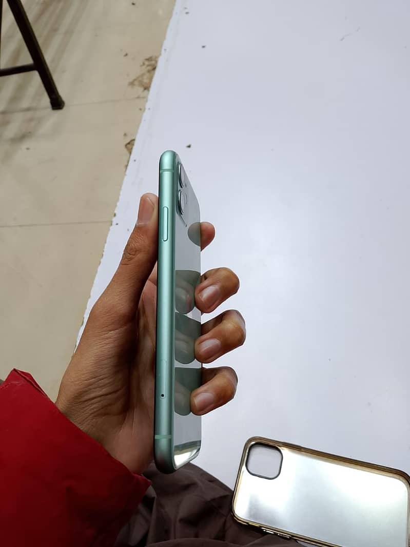 iPhone 11 3