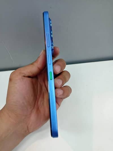 infinix hot 60i only 2 month use hay box hay charger Nahin hai sath