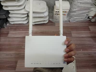 Huawei Used ONTs in GPON, EPON, and XPON Router with adapter.