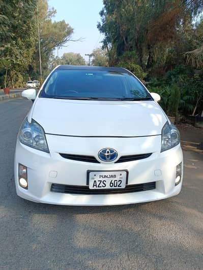 Toyota prius 1.8 white colour