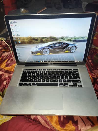 MacBook pro 4gb 256gb SSD  windows installed ha