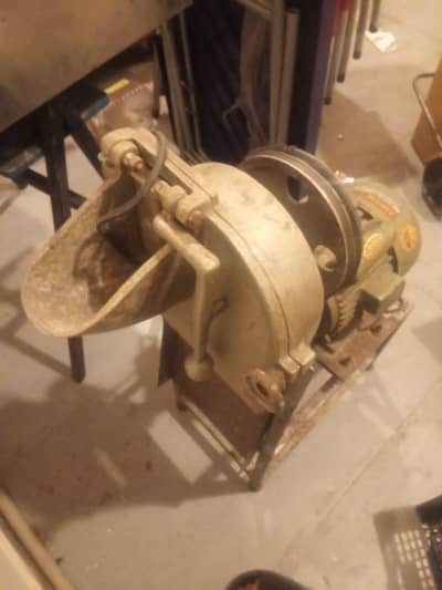 Cheese crushing machine