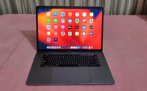 MacBook Pro 15” i7 / 16GB / 512GB / Radeon GPU