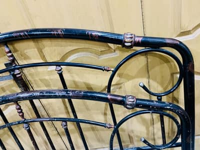 Iron bed like brand new