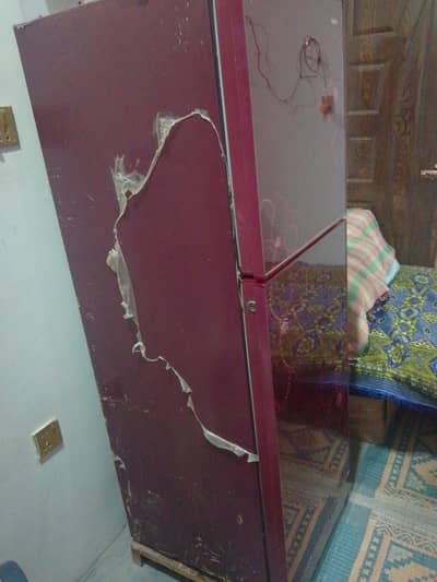 #Orange ka fridge hai chalne mein bahut achcha hai