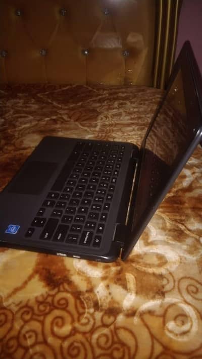 chrome book 4. gb. ram 32 gb room 10 by 10 condition se tipe fast chager